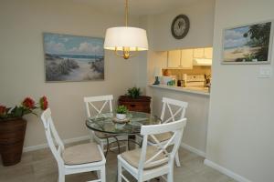 cocina y comedor con mesa y sillas en Canaveral Towers Oceanfront 402!, en Cabo Cañaveral