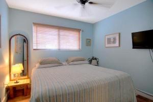 Una cama o camas en una habitación de Quiet Vista Del Mar 2 Bedroom Condo Beachfront Property 28 fotos más