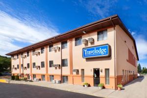 a hotel with a sign on the side of a building at Travelodge by Wyndham La Porte/Michigan City Area in LaPorte