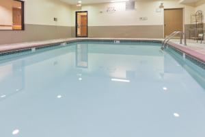 Bazén v ubytování Baymont by Wyndham Portage nebo v jeho okolí