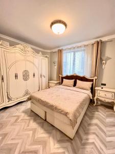 1 dormitorio con cama grande y ventana grande en Апартаменти Стефани en Plovdiv