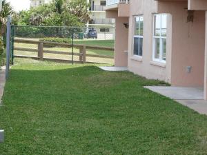 Κήπος έξω από το Spanish Main Unit 4- Direct Oceanfront Condo!