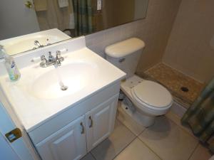 Ένα μπάνιο στο Spanish Main Unit 4- Direct Oceanfront Condo!