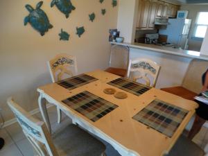 Η κουζίνα ή μικρή κουζίνα στο Spanish Main Unit 4- Direct Oceanfront Condo!