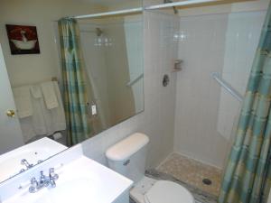 Ένα μπάνιο στο Spanish Main Unit 4- Direct Oceanfront Condo!