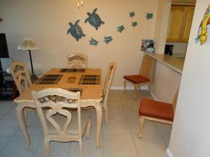 Η κουζίνα ή μικρή κουζίνα στο Spanish Main Unit 4- Direct Oceanfront Condo!