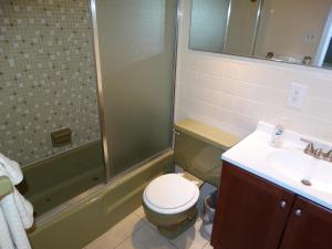 Ένα μπάνιο στο Spanish Main Unit 4- Direct Oceanfront Condo!