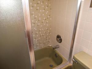 Ένα μπάνιο στο Spanish Main Unit 4- Direct Oceanfront Condo!