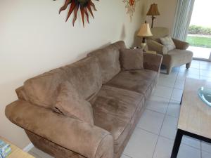Χώρος καθιστικού στο Spanish Main Unit 4- Direct Oceanfront Condo!