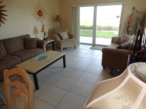 Χώρος καθιστικού στο Spanish Main Unit 4- Direct Oceanfront Condo!
