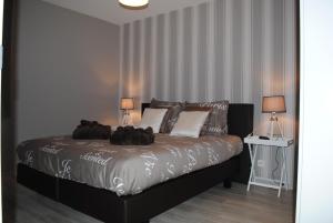 sypialnia z łóżkiem z 2 lampami w obiekcie Interbellum w mieście Ypres