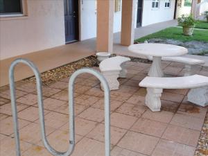 Veranda oz. zunanji predel v nastanitvi Spanish Main Unit 1- Direct Oceanfront Condo!