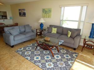 Predel za sedenje v nastanitvi Spanish Main Unit 1- Direct Oceanfront Condo!