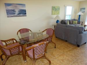 Posezení v ubytování Spanish Main Unit 1- Direct Oceanfront Condo!