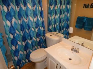 Kopalnica v nastanitvi Spanish Main Unit 1- Direct Oceanfront Condo!