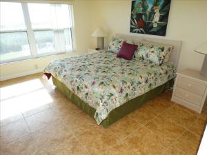 Postelja oz. postelje v sobi nastanitve Spanish Main Unit 1- Direct Oceanfront Condo!