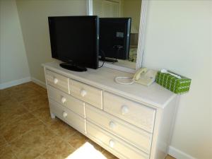 TV in/ali zabaviščno središče v nastanitvi Spanish Main Unit 1- Direct Oceanfront Condo!