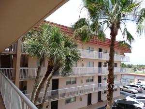 uitzicht vanaf het balkon van een hotel met palmbomen bij Spanish Main 66- Direct Oceanfront Condo! in Cocoa Beach