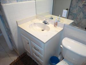 Koupelna v ubytování Spanish Main 61 - Direct Oceanfront Condo! + 15 fotografií
