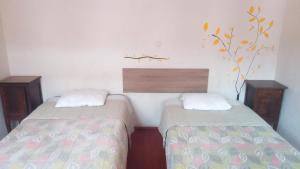 2 Betten in einem Zimmer mit in der Unterkunft Gran Hotel in Arequipa