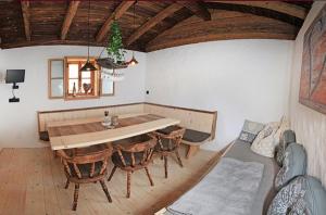 Pöchtlhof في ليوغانغ: غرفة معيشة مع طاولة وكراسي خشبية