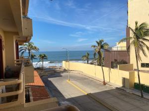 een balkon met uitzicht op de oceaan bij Departamento 1 RECAMARA - Frente al Mar Marina del Rey in Mazatlán