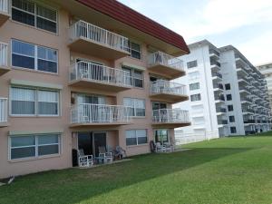 un edificio de apartamentos con 2 balcones y un patio en Spanish Main 69- Direct Oceanfront Condo!, en Cocoa Beach
