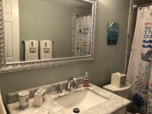 Vannituba majutusasutuses Richard Arms Unit 21- Direct Oceanfront Condo! +15 fotot