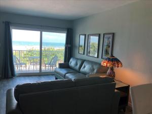 Istumisnurk majutusasutuses Richard Arms Unit 21- Direct Oceanfront Condo!
