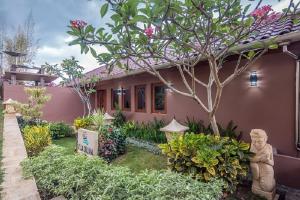 una casa con un jardín delante de ella en Villa Giuliana en Senggigi 