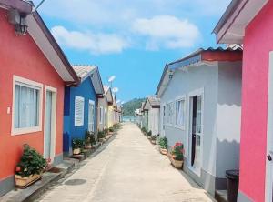 a street of colorful houses in a town at Recanto Primavera Ubatuba in Ubatuba