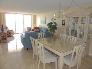 uma mesa de jantar e cadeiras numa sala de estar em Ocean Beach Villas Unit 302- Direct Oceanfront Condo! em Cocoa Beach