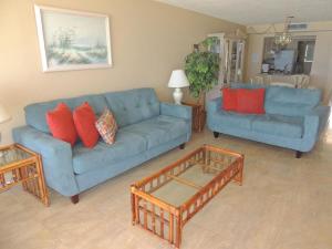 Posezení v ubytování Ocean Beach Villas Unit 302- Direct Oceanfront Condo!