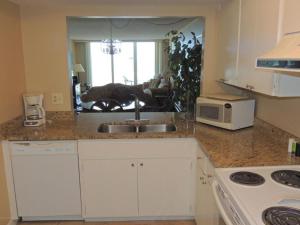 Kuchyň nebo kuchyňský kout v ubytování Ocean Beach Villas Unit 302- Direct Oceanfront Condo!