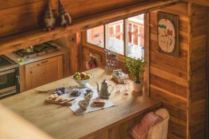 Frassilongo的住宿－Chalet Baita Incantata，厨房里的桌子上放着一碗水果