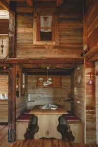 Frassilongo的住宿－Chalet Baita Incantata，小木屋内的一个房间,里面设有桌子