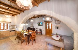 een keuken en eetkamer met een tafel en stoelen bij Cretan Lux Villa Heated Pool in Gavalochori