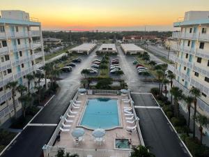 La alberca dentro o cerca de Sandcastles 701- Space Coast Ocean view!