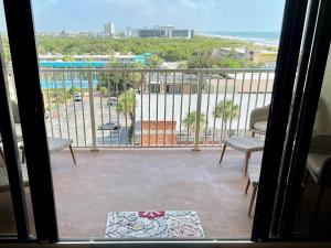 Un balcón o terraza en Sandcastles 701- Space Coast Ocean view!