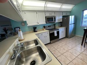 Una cocina o cocineta en Sandcastles 701- Space Coast Ocean view!