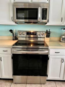 Una cocina o cocineta en Sandcastles 701- Space Coast Ocean view!