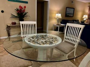 Un lugar para sentarse en Sandcastles 701- Space Coast Ocean view!