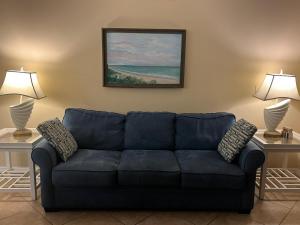 Un lugar para sentarse en Sandcastles 701- Space Coast Ocean view!