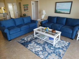 Un lugar para sentarse en Sandcastles 701- Space Coast Ocean view!