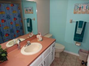 Un baño de Sandcastles 701- Space Coast Ocean view!