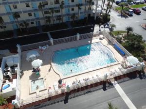 La alberca dentro o cerca de Sandcastles 701- Space Coast Ocean view!