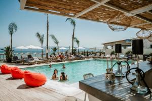 Bazén v ubytování Trabukos Beach Complex nebo v jeho okolí