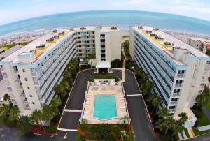 una vista aérea de un edificio con piscina en Sandcastles 704- Space Coast Oceanview!, en Cocoa Beach