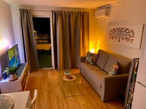 un soggiorno con divano e tavolo di Apartamento Las vistas a Morro del Jable