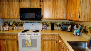 Gallery image of Boardwalk 201- Direct Oceanfront Condo! in Cocoa Beach +19 photos